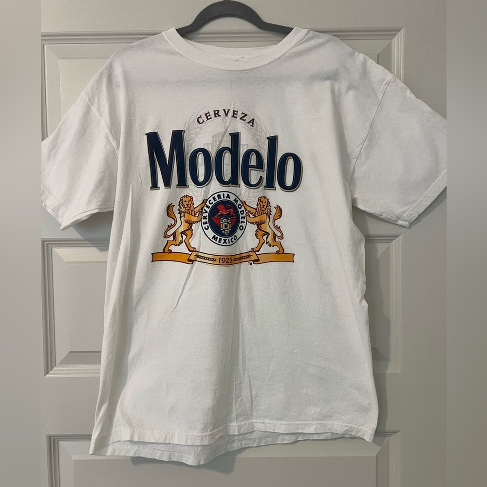Modelo White Graphic Tee